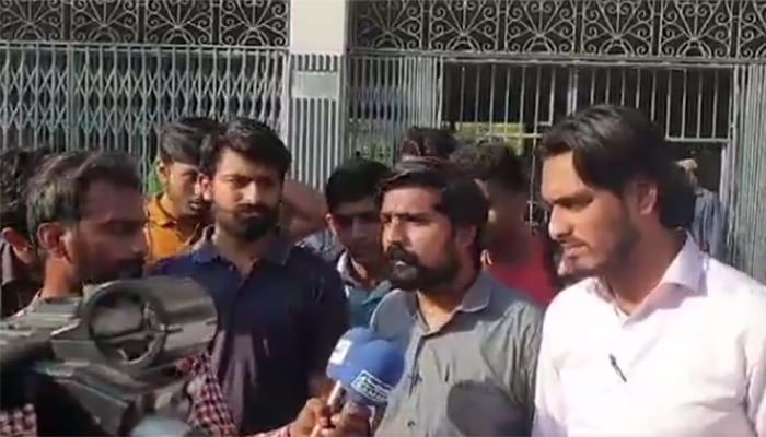 ترجمان اسلامی جمعیت طلبہ کراچی اسامہ عاقل اور دیگر ذمے داران اسلامیہ کالج کی صورتحال پر میڈیا سے گفتگو کرتے ہوئے