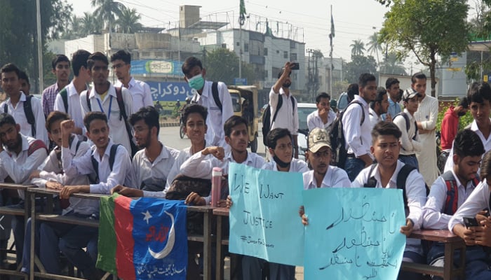 اسلامی جمعیت طلبہ کی جانب سے اسلامیہ کالج کو خالی کرائے جانے کے خلاف مظاہرہ کیا جا رہا ہے—تصاویر بشکریہ فیس بک