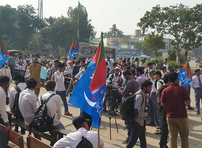 اسلامی جمعیت طلبہ کے تحت اسلامیہ کالج کو خالی کرائے جانے کے خلاف کالج کی عمارت کے باہر مظاہرہ کیا جا رہا ہے