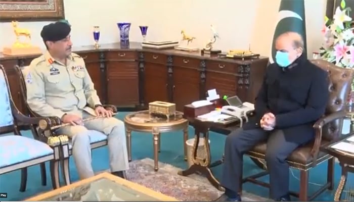 وزیرِ اعظم شہباز شریف سے چیئرمین جوائنٹ چیفس آف اسٹاف کمیٹی جنرل ندیم رضا الوداعی ملاقات کر رہے ہیں—فوٹو بشکریہ ٹوئٹر اسکرین گریب