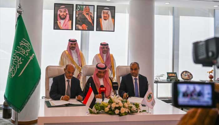 سعودی عرب کے وزیر خزانہ محمد الجدعان، یمن میں تعینات سعودی سفیر محمد الجابر اور یمن کے حکومتی عہدیدار ایک ارب ڈالر کے امدادی معاہدے پر دستخط کر رہے ہیں۔