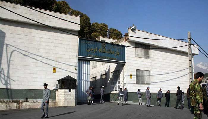 تہران میں واقع ایک جیل کا بیرونی دروازہ۔