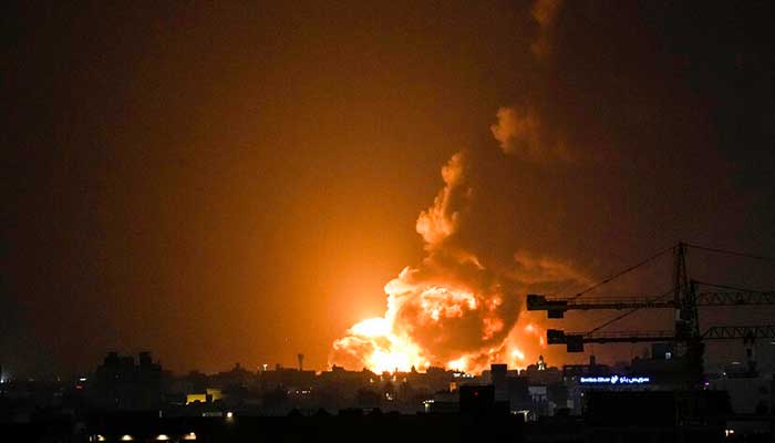 شبویٰ کے علاقے میں قائم آئل پورٹ پر حوثی باغیوں کے حملے کے بعد آگ کے شعلے بلند ہورہے ہیں، فائل فوٹو۔