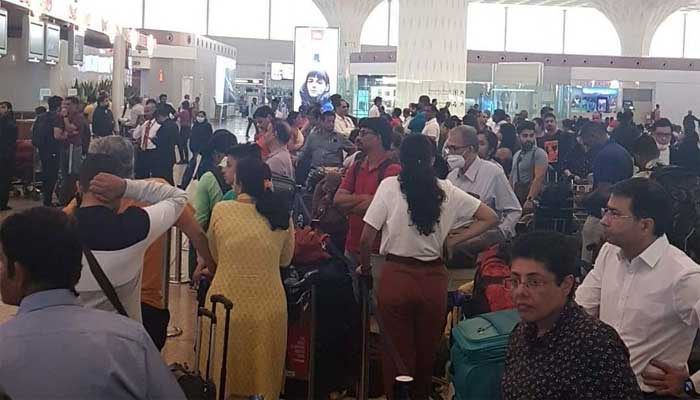 کمپیوٹر سسٹم میں خرابی، ممبئی ایئرپورٹ پر مسافروں کی لمبی قطاریں لگ گئیں