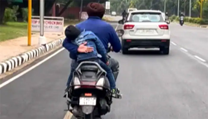 باپ کی بیٹے کو گرنے سے بچاتے ہوئے موٹر سائیکل چلانے کی ویڈیو وائرل