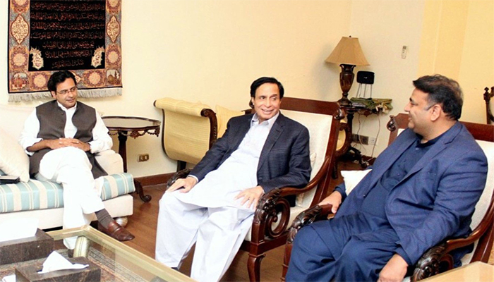 فواد چوہدری نے وزیرِ اعلیٰ پنجاب چوہدری پرویز الہٰی اور ان کے صاحبزادے مونس الہٰی سے ملاقات کی ہے—فائل فوٹو
