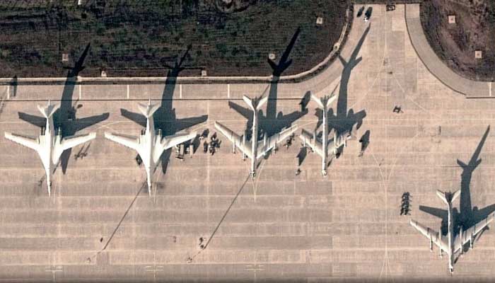 28 نومبر کو سیٹیلائٹ سے لی گئی اینجلز ایئربیس کی تصویر جہاں ٹی یو-95 اور ٹی یو-160 بمبار طیارے کھڑے ہیں۔