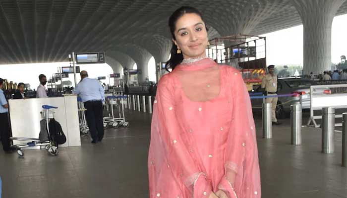 گلابی انار کلی کُرتا پہن کر شردھا کپور کے ممبئی ایئرپورٹ پر لشکارے