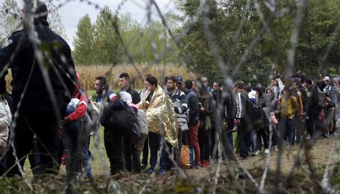 اسٹریا کی سرحد پر سیکڑوں تارکین وطن داخلے کے منتظر ہیں، فائل فوٹو
