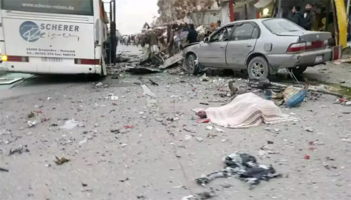 بلخ میں آج صبح دھماکے کا نشانہ بننے والی بس—تصویر بشکریہ ٹوئٹر