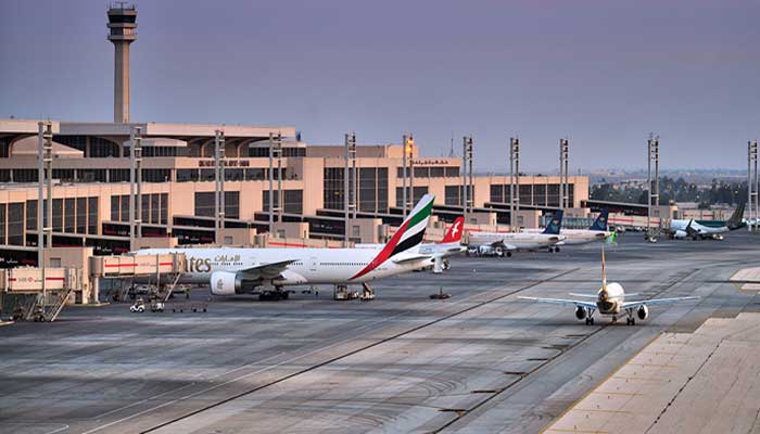 کنگ فہد انٹرنیشنل ایئرپورٹ پر مختلف ایئرلائنز کے طیارے کھڑے ہیں۔