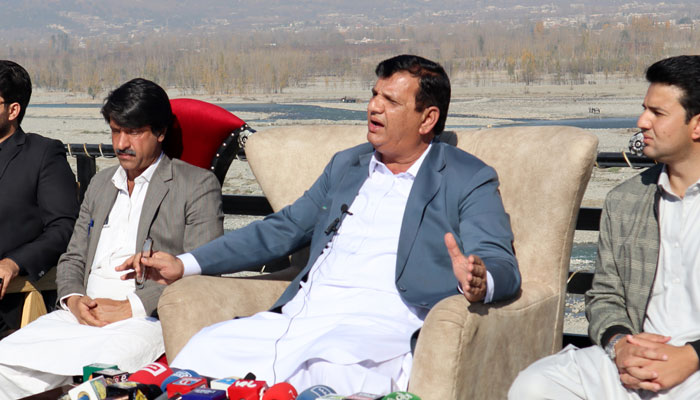 امیر مقام—فائل فوٹو