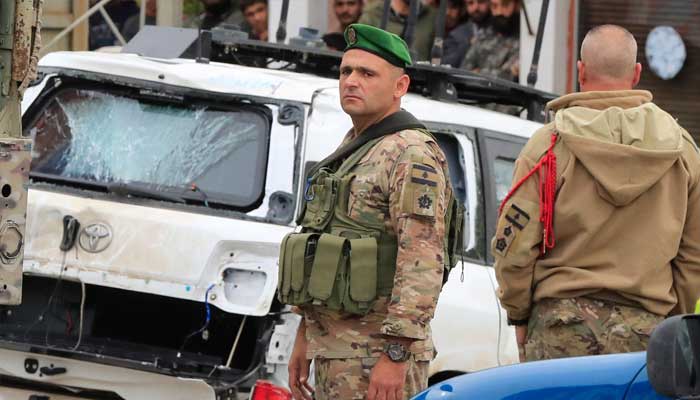 حملے کا نشانہ بننے والی گاڑی کے قریب یو این امن فورس کے اہلکار کھڑے ہیں۔