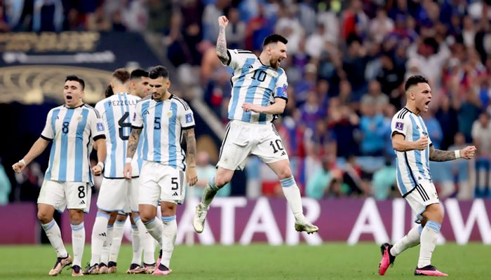 ارجنٹینا کے کھلاڑی گول کرنے کے بعد جشن منارہے ہیں - فوٹو: سوشل میڈیا