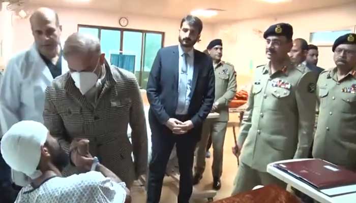 وزیراعظم کی سی ایم ایچ راولپنڈی آمد، بنوں آپریشن میں زخمی جوانوں سے ملاقات