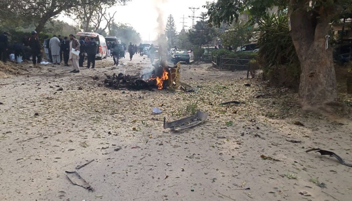 اسلام آباد میں خودکش دھماکے سے تباہ ہونے والی گاڑی میں آگ لگی ہوئی ہے