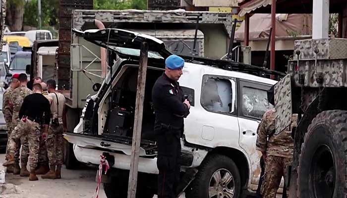 اقوام متحدہ امن دستے کی گاڑی حملے کے بعد تباہ حال کھڑی ہے، فوجی اہلکار موجود ہیں، فائل فوٹو