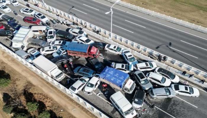 چین: دھند کے باعث200 سے زائد گاڑیاں آپس میں ٹکراگئیں