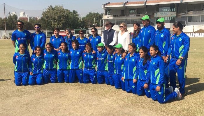 آسٹریلوی ہائی کمشنر نے خواتین کرکٹرز کیساتھ کرکٹ کھیلی