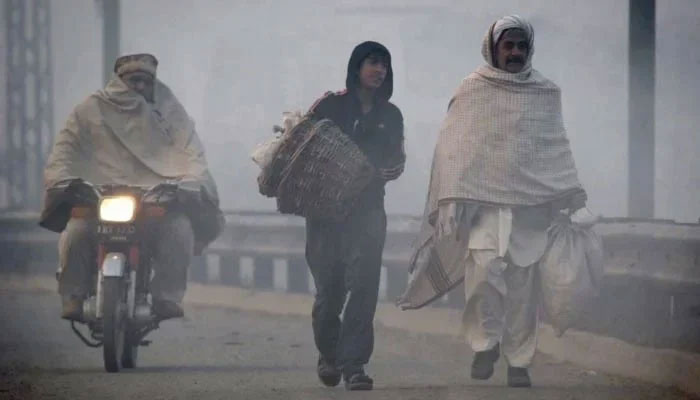 کراچی میں ٹھنڈی و گرد آلود ہواؤں کے جھکڑ