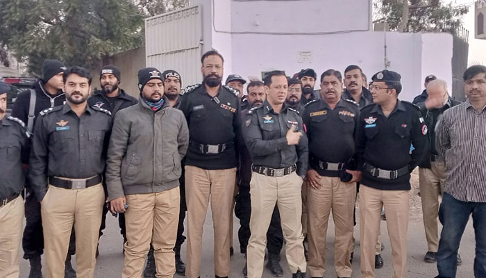 کراچی: بلدیاتی انتخابات، ایس ایس پی ایسٹ کا پولنگ اسٹیشنز کا دورہ