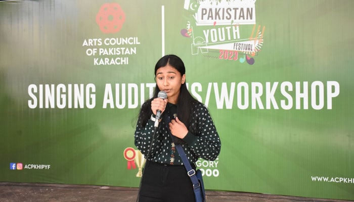 آرٹس کونسل کراچی کے زیر اہتمام یوتھ فیسٹیول 2023 میں طالبہ گلوکاری کا آڈیشن دے رہی ہیں - فوٹو: آرٹس کونسل کراچی