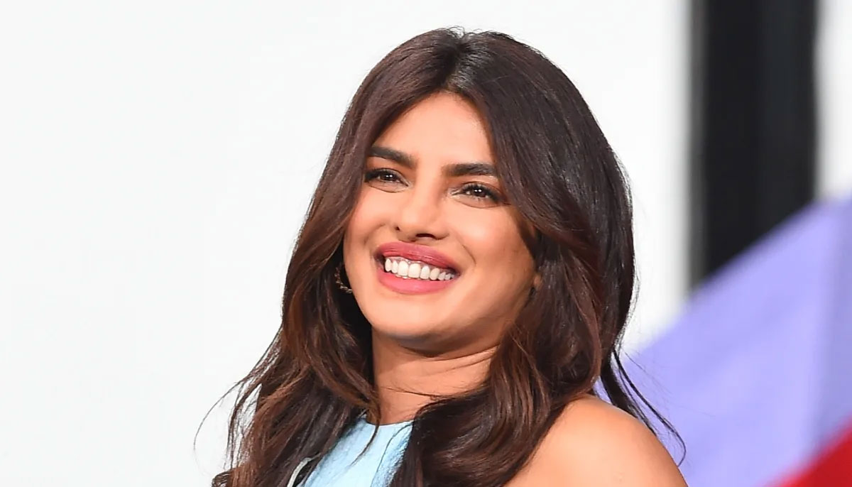 Priyanka Chopra looks flawless in her 'fun glam' selfies 