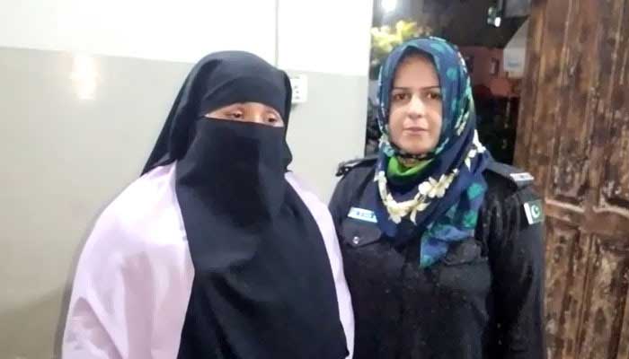 کراچی: منشیات سپلائی میں برقع پوش خواتین کا گروہ ملوث، ایک ملزمہ گرفتار