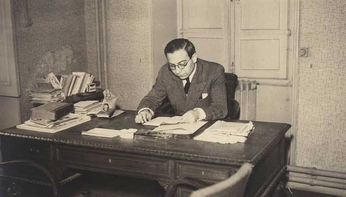 موسیٰ عابدی نیس میں پادری کے گھر موجود دفتر میں کام کر رہے ہیں، 1947 کی نایاب تصویر۔