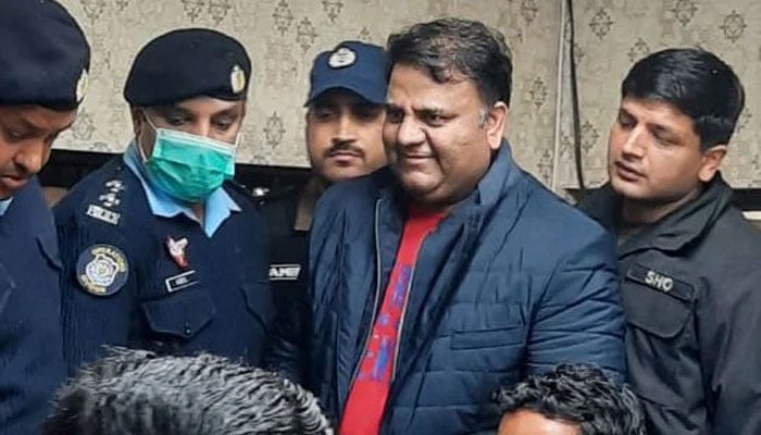 فواد چوہدری کو جوڈیشل ریمانڈ پر جیل بھیجنے کا تحریری فیصلہ جاری
