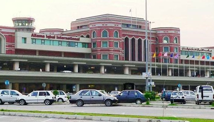 لاہور ایئرپورٹ: ایف آئی اے نے جعلی ویزے پر کینیڈا جانے کی کوشش ناکام بنادی
