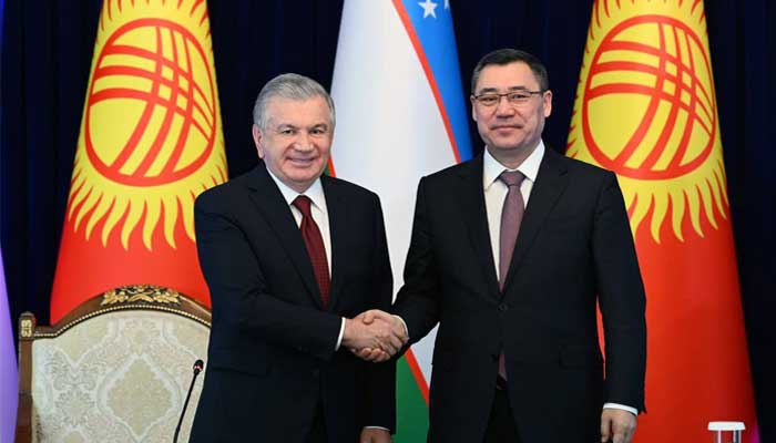 کرغزستان (دائیں) اور ازبکستان (بائیں) کے صدور مصافحہ کر رہے ہیں۔