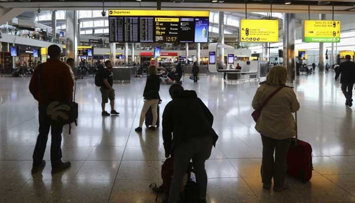 برطانیہ آنے والے غیر ملکی مسافروں کو سفری اجازت و فیس ادا کرنا ہوگی