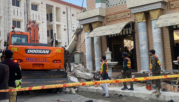 پشاور دھماکا: مسجد سے متصل رہائشی کوارٹر بھی گرا