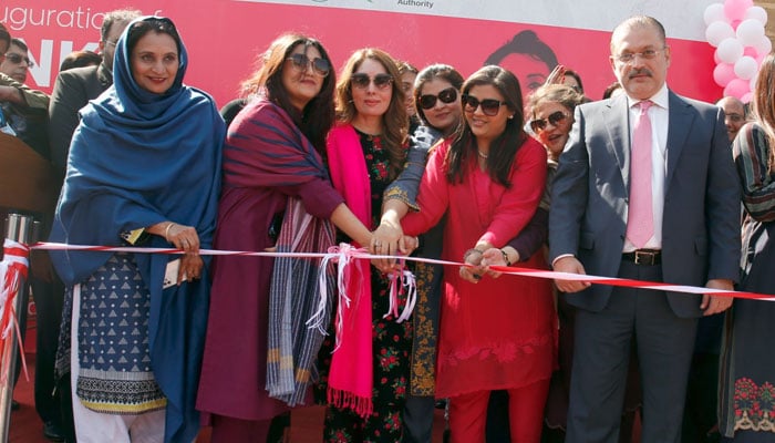 سندھ، خواتین کیلئے پنک بس سروس کا افتتاح کردیاگیا