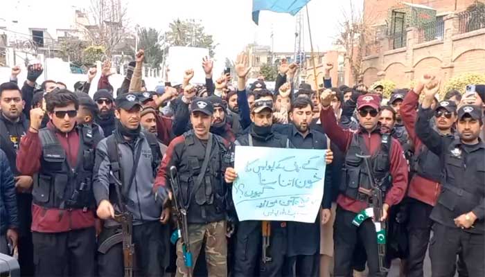 دھماکے کے خلاف پشاور  میں پولیس اہلکاروں کا احتجاجی مظاہرہ