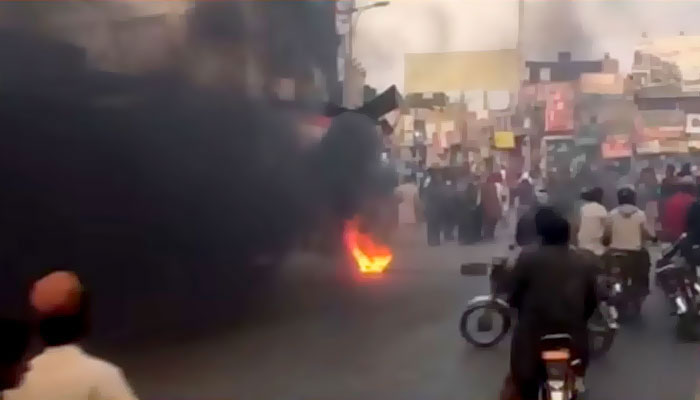 کارکنوں نے احتجاج کرتے ہوئے ٹائر جلا کر سڑک بلاک کر دی