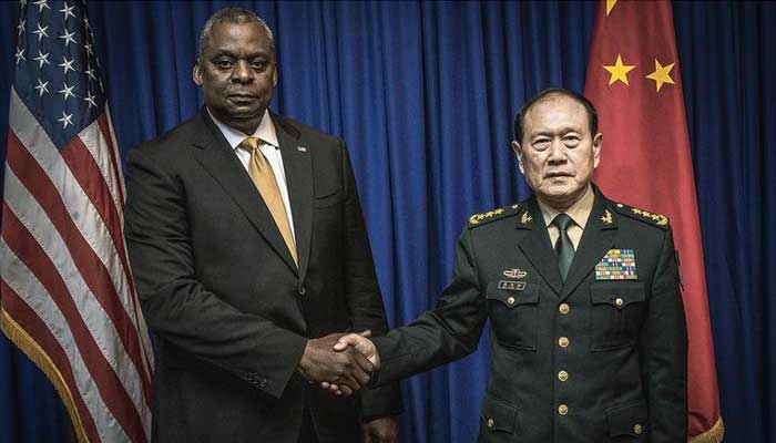 نومبر 2022: چین اور امریکا کے وزرائے دفاع کمبوڈیا میں ملاقات کے دوران مصافحہ کر رہے ہیں۔
