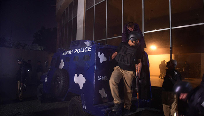 پولیس پر حملے اور محکمے کا سوتیلا رویہ، کراچی پولیس کا عزم متزلزل ہونے لگا