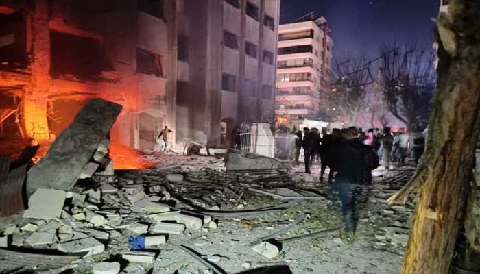 اتوار کو دمشق کی عمارت پر ہونے والے راکٹ حملے کے بعد کے مناظر