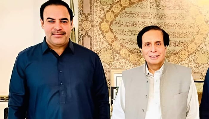 سابق وزیرِ اعلیٰ پنجاب پرویز الہٰی اور ان کے سابق پرنسپل سیکریٹری محمد خان بھٹی—فائل فوٹو