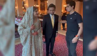 دلہن فوٹو شوٹ کے دوران نسیم شاہ سے ملاقات پر بےحد خوش