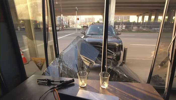 ’یہاں بہت خاموشی ہے‘، یوٹیوبر کے کہتے ہی بےقابو گاڑی کیفے میں گھس آئی