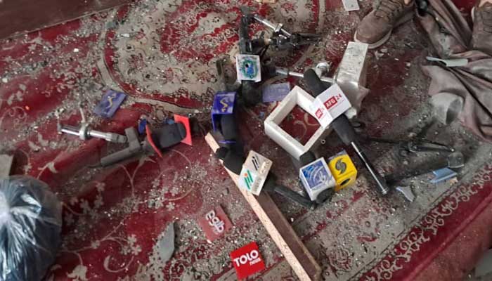 After the explosion, the microphones in different channels are scattered.