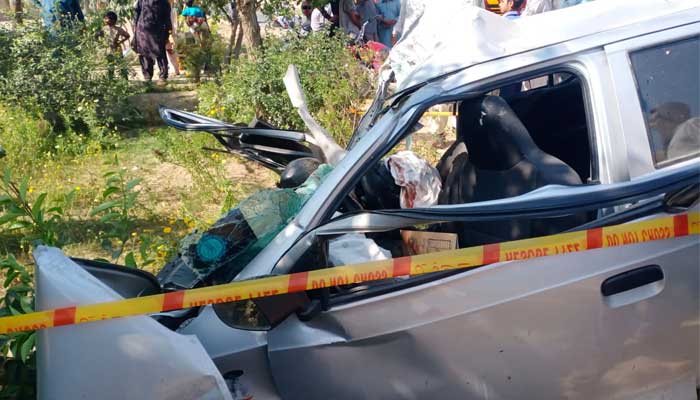 تصویر میں نظر آنے والی گاڑی کا بس سے تصادم ہوا جس میں 4 افراد جاں بحق ہوگئے۔