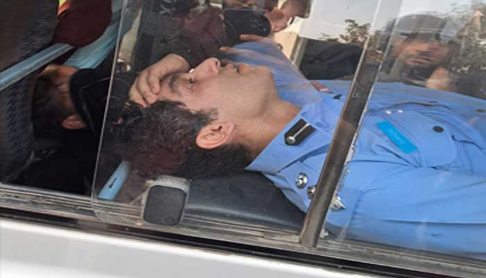 پی ٹی آئی کارکنوں کے پتھراؤ میں زخمی ہونے والے ڈی آئی جی آپریشنز اسلام آباد ایمبولنس میں لیٹے ہوئے ہیں۔