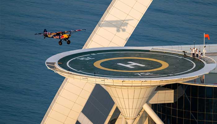 پائلٹ نے برج العرب کے ہیلی پیڈ پر طیارہ لینڈ کرکے عالمی ریکارڈ قائم کر دیا