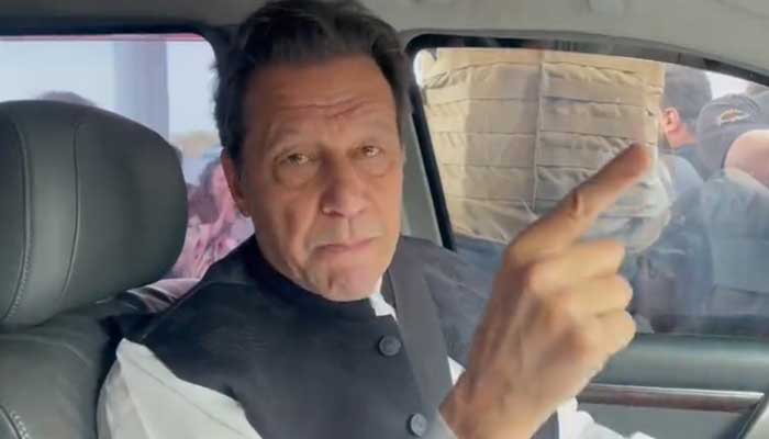 عمران خان گاڑی میں بیٹھ کر ویڈیو پیغام ریکارڈ کروا رہے ہیں۔