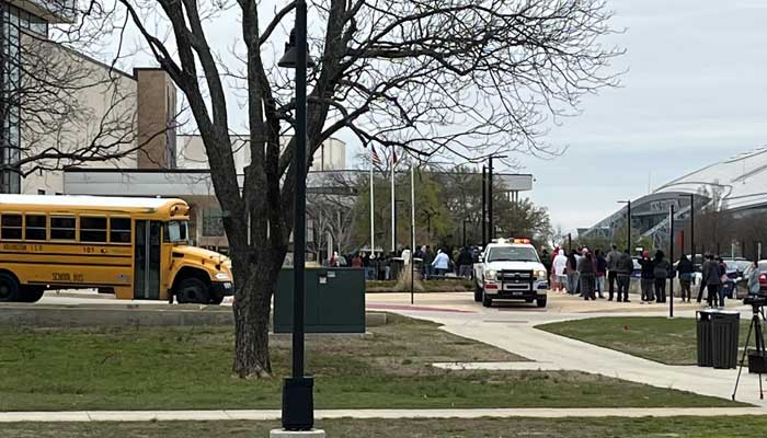 فائرنگ کے بعد والدین اپنے بچوں کو لینے کیلئے اسکول کے باہر موجود ہیں۔