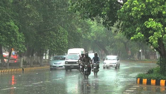 لاہور میں تیز بارش، کئی مقامات پر ژالہ باری